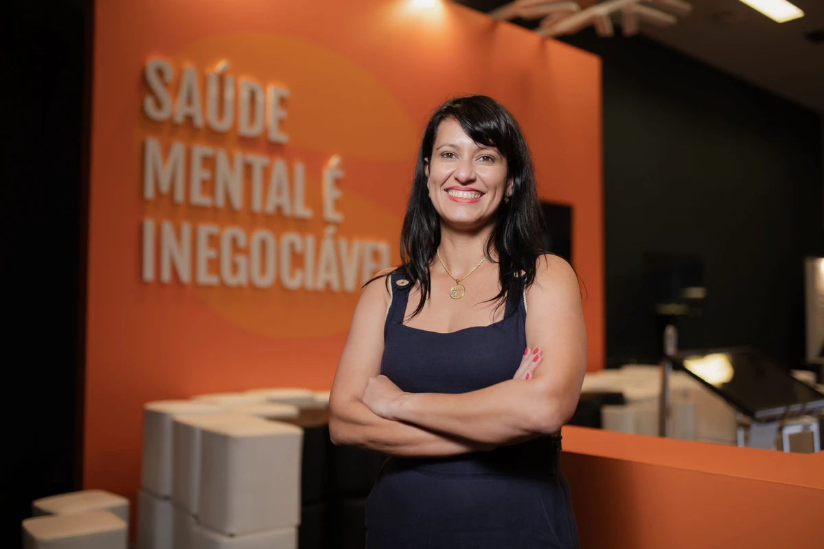 Tatiana Pimenta destaca que 32% dos colaboradores operam no estado de ansiedade e estão fisicamente no trabalho, mas com perda severa de foco e fadiga cognitiva