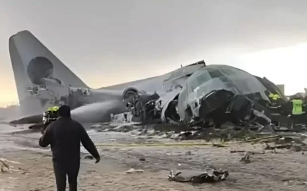 Avião militar carregado com notas de dinheiro derrapou na pista após o pouso