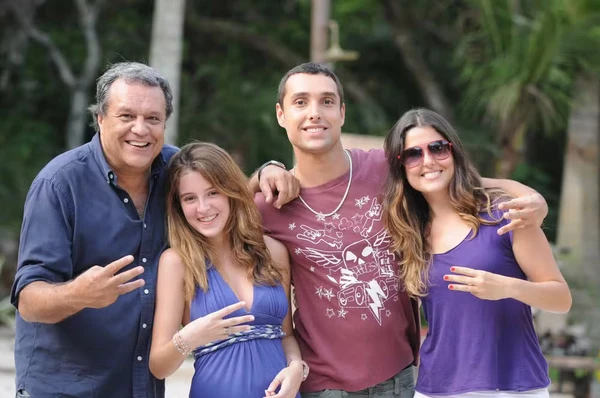 Dennis Carvalho e seus três filhos Luiza, Leonardo e Tainah durante a gravação de Três Irmãs (2008) por Frederico Rozário/TV Globo