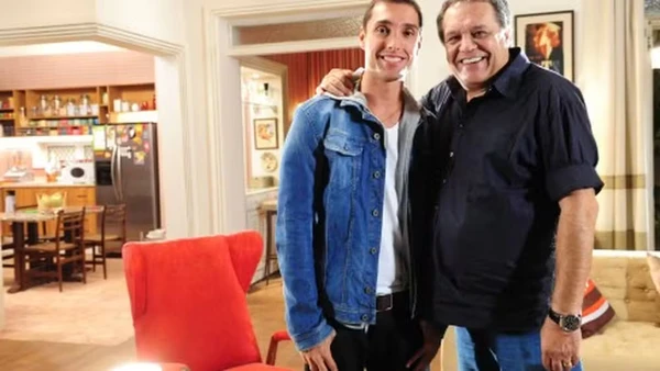 Leonardo Carvalho ao lado do pai, Dennis Carvalho por Globo