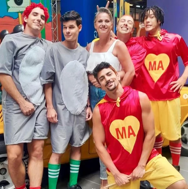 Nereide Nogueira e o elenco do filme sobre os Mamonas por Reprodução