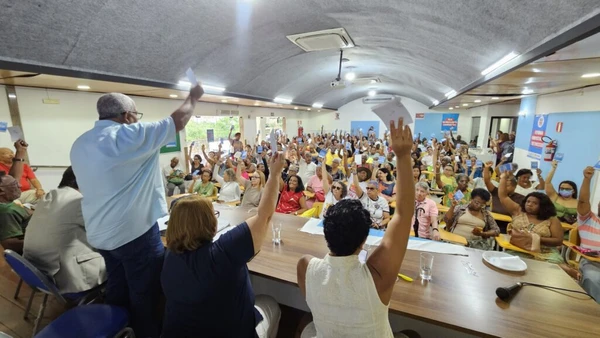 Servidores decretam greve 