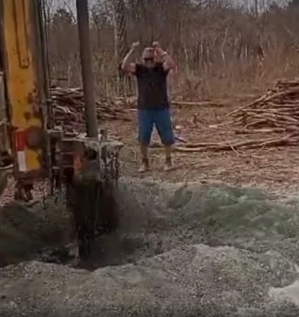 Agricultor celebrou achando que era água por Reprodução