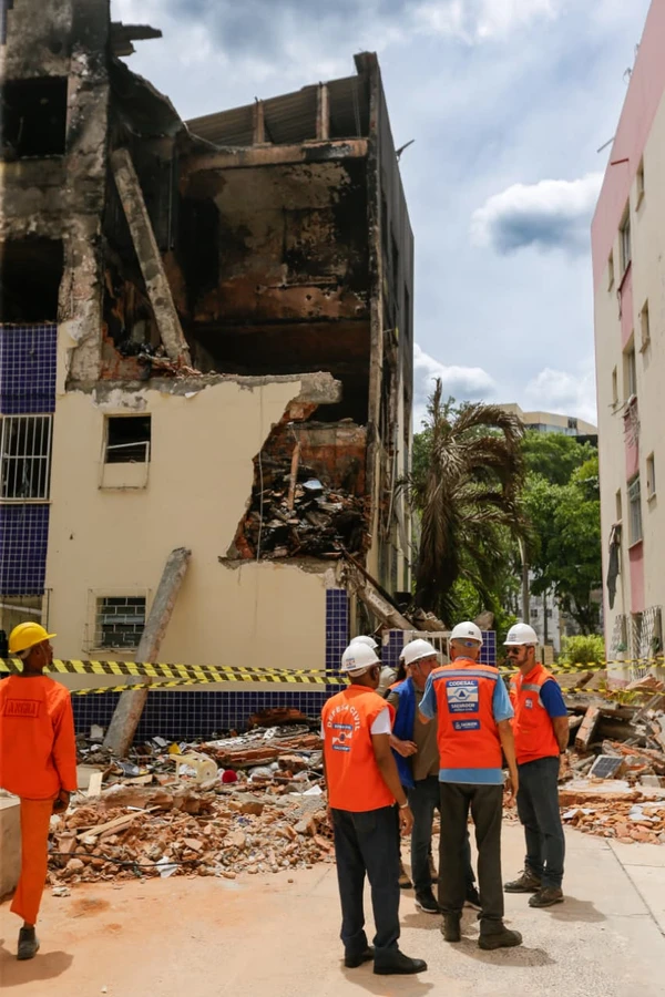 Codesal faz vistoria em prédios afetados por explosão no Stiep por Arisson Marinho/CORREIO