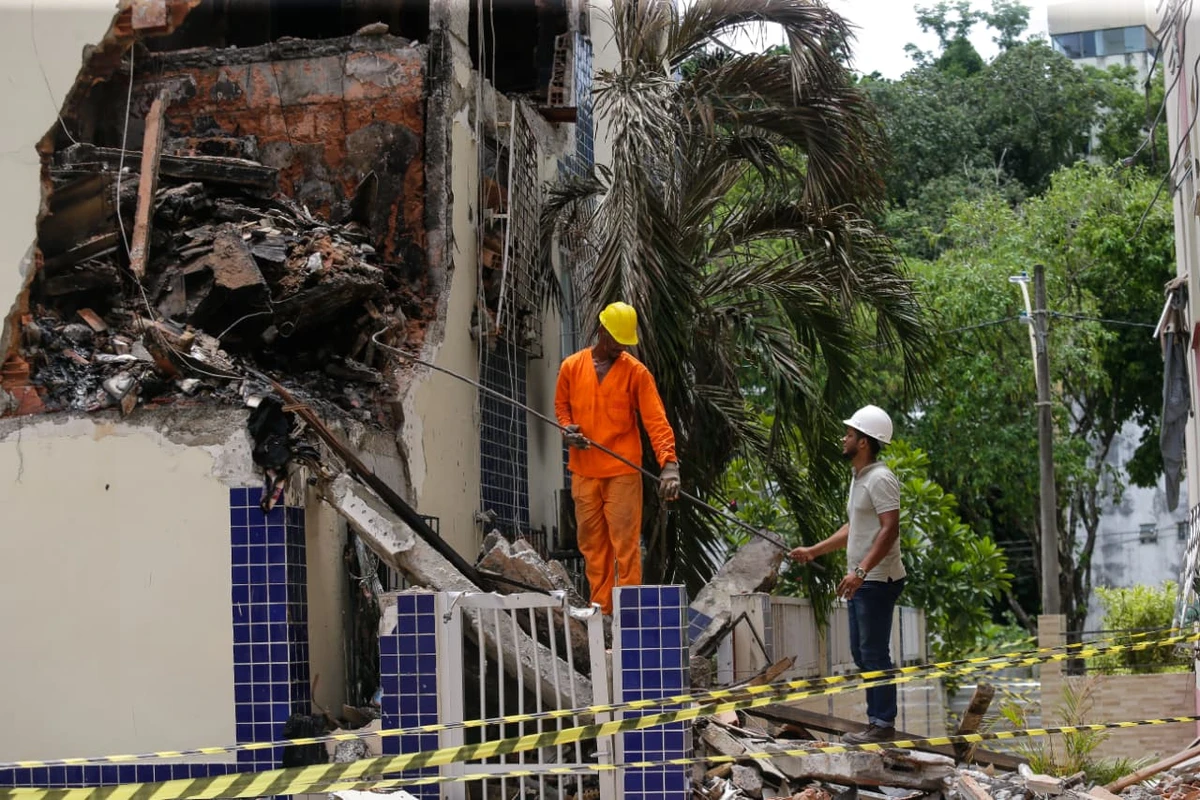 Codesal faz vistoria em prédios afetados por explosão no Stiep por Arisson Marinho/CORREIO