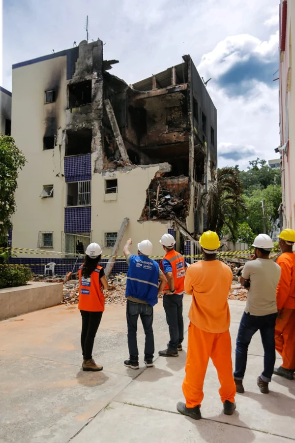 Codesal faz vistoria em prédios afetados por explosão no Stiep por Arisson Marinho/CORREIO