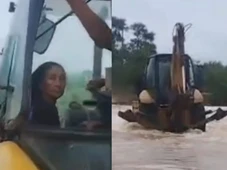 Imagem - Vídeo: Com fortes chuvas, moradora atravessa rio em retroescavadeira para não perder tratamento de saúde na Bahia