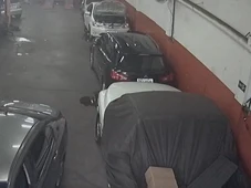 Imagem - Ex-funcionário quebra carros e atropela dono de oficina após briga por pagamento