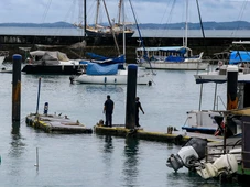 Imagem - 'Nunca vi nesse tamanho': ventos intensos e ondas afetam píer no Terminal Náutico