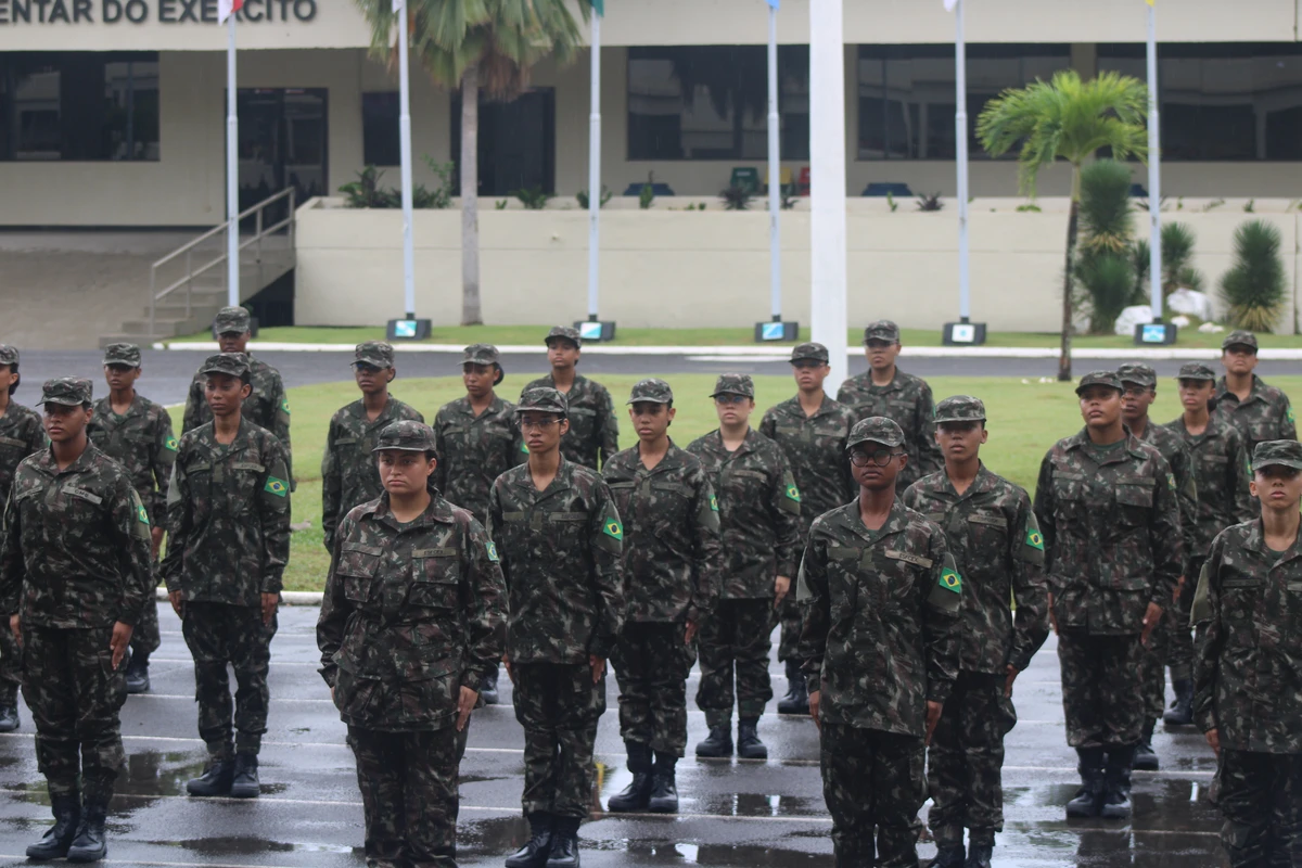 A tataraneta de Corisco, Maria Clara, se apresentando no Exército