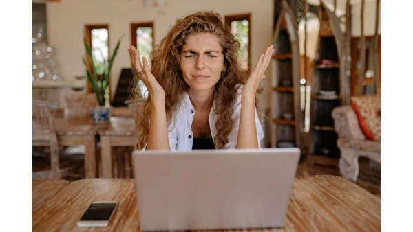 SINAL VERMELHO: Apareceu "com pendências" no seu extrato? Não entre em pânico: o próprio sistema indica qual erro de digitação ou divergência travou sua restituição por Pexels, Yankrukov