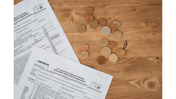 Guardar recibos de despesas médicas e escolares por até cinco anos é a melhor estratégia para comprovar gastos e evitar que o Leão trave sua restituição em 2026