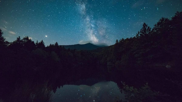 Mapeamento inédito revela que o campo magnético da galáxia não segue um padrão uniforme, desafiando hipóteses antigas da astronomia