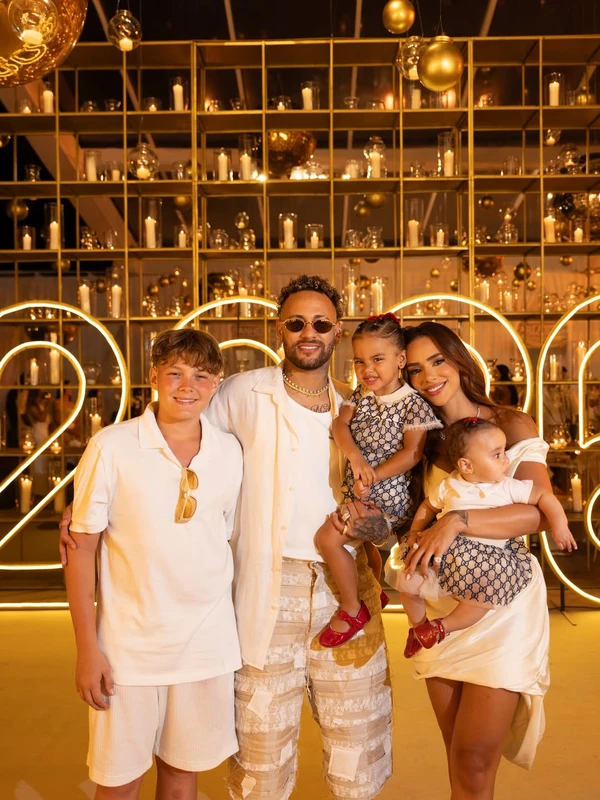 Neymar com a companheira, Bruna Biancardi, e os filhos Davi Lucca, Mavie e Mel por Reprodução/Instagram