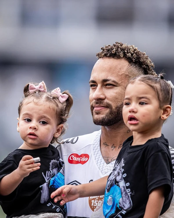 Neymar com Helena e Mavie por Reprodução/Instagram