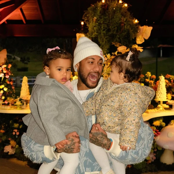 Neymar com Mavie e Helena por Reprodução/Instagram