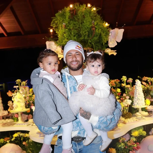 Neymar com Mavie e Helena por Reprodução/Instagram