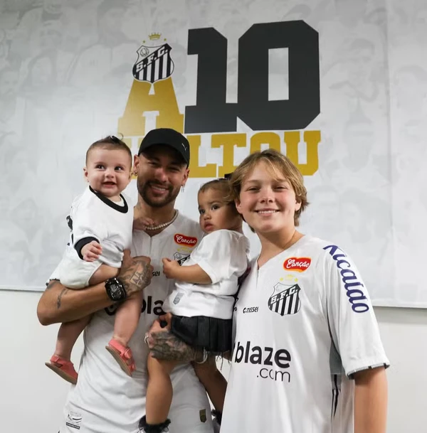 Neymar com os filhos Davi Lucca, Mavie e Helena por Reprodução/Instagram