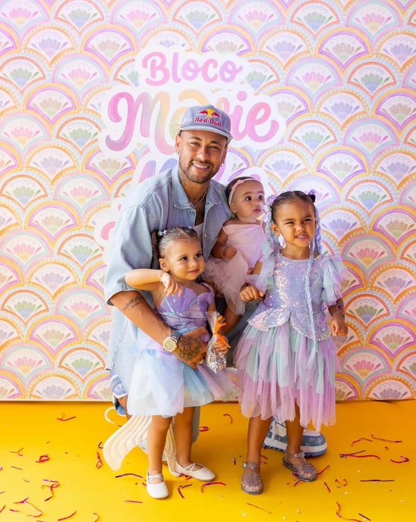 Neymar e as três filhas: Mavie, Mel e Helena por Reprodução/Instagram