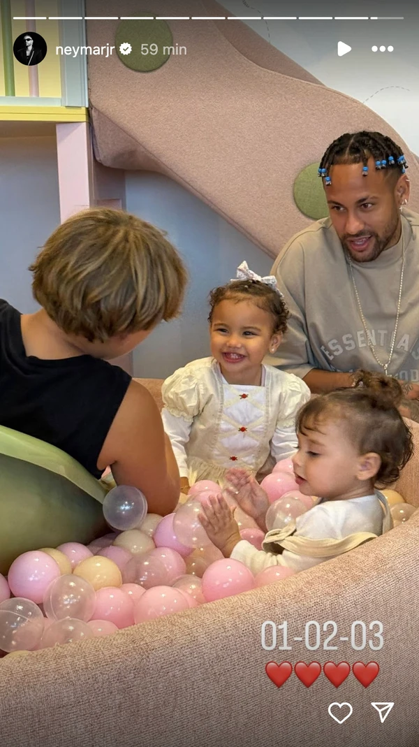 Neymar e os quatro filhos: Mavie, Mel, Davi Lucca e Helena por Reprodução/Instagram