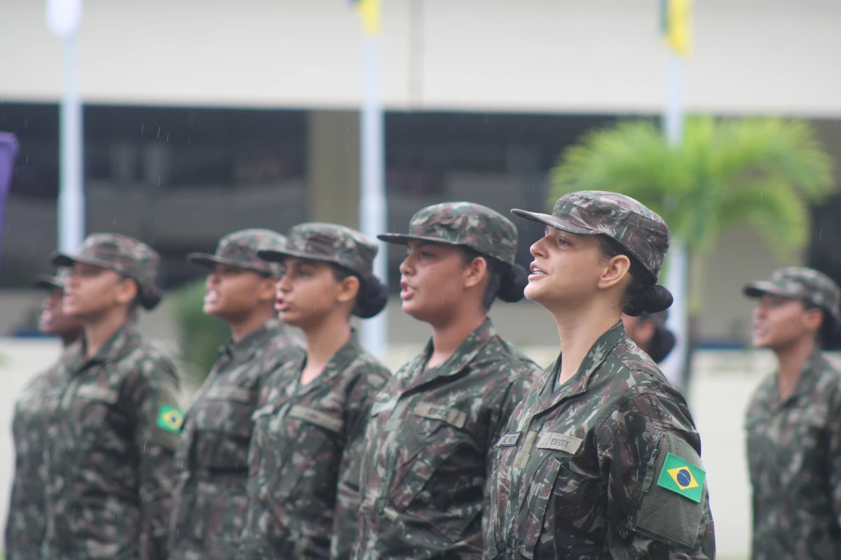 Primeira turma de mulheres recrutas do Exército Brasileiro
