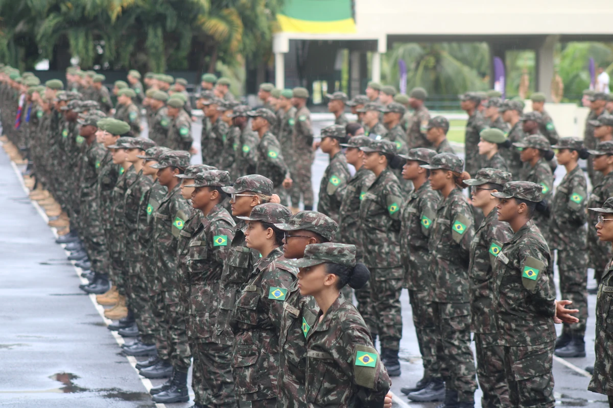 Primeira turma de mulheres recrutas do Exército Brasileiro por Divulgação