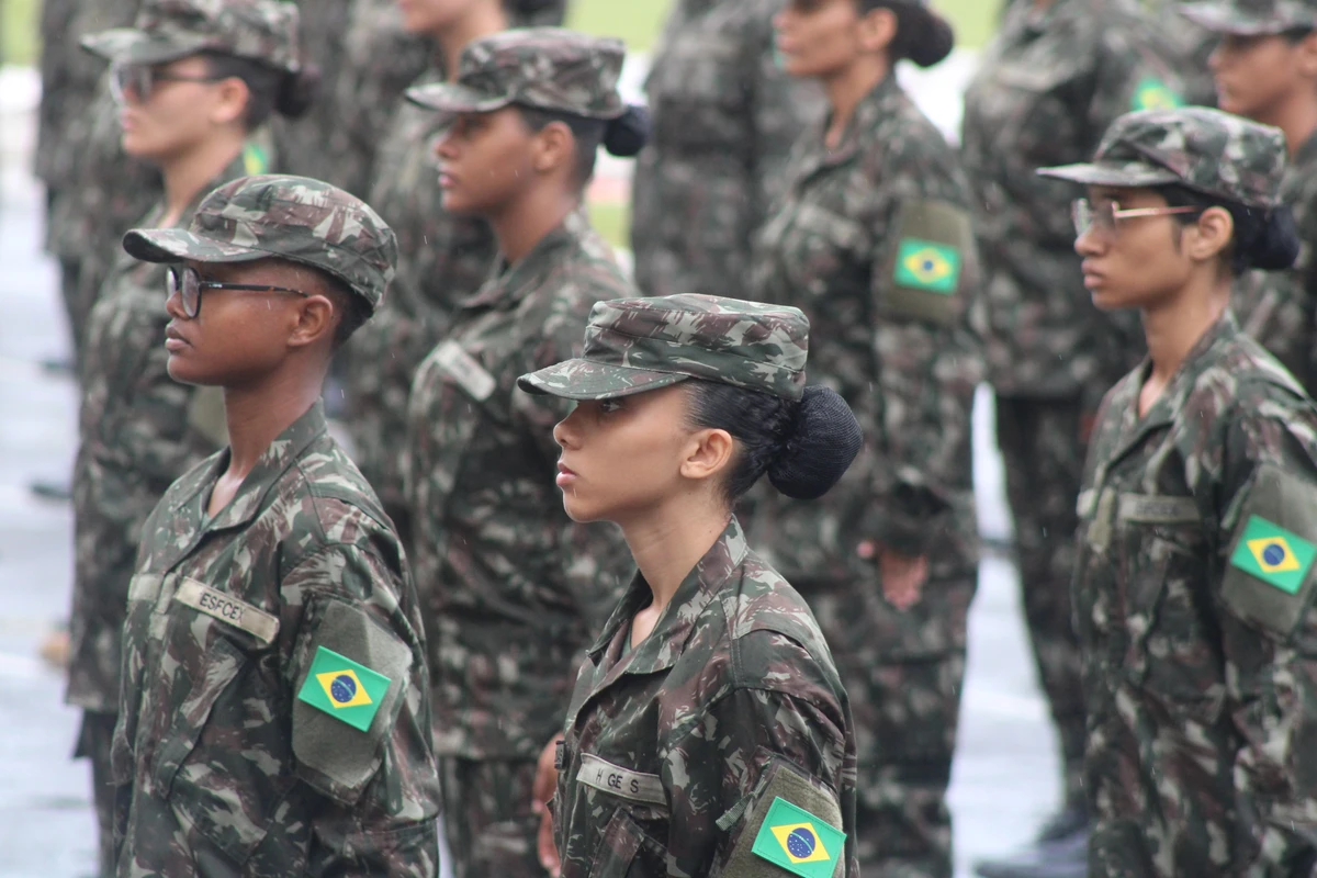 Primeira turma de mulheres recrutas do Exército Brasileiro por Divulgação