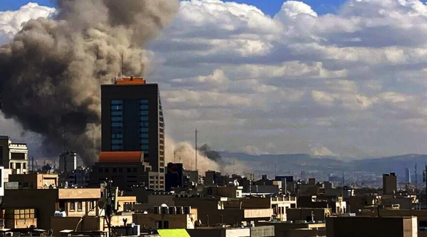 Teerã, capital do Irã, voltou a amanhecer com prédios em chamas e após novas ondas de ataques por Reprodução