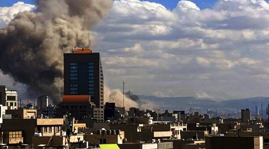 Teerã, capital do Irã, voltou a amanhecer com prédios em chamas e após novas ondas de ataques por Reprodução