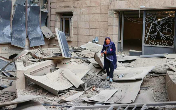 Teerã, capital do Irã, voltou a amanhecer com prédios em chamas e após novas ondas de ataques por Reprodução