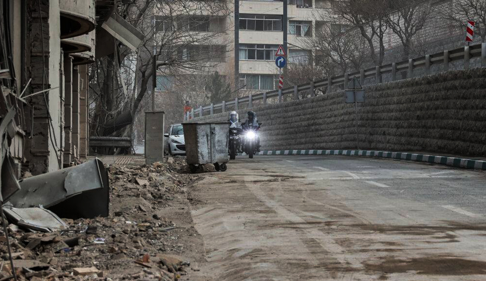 Teerã, capital do Irã, voltou a amanhecer com prédios em chamas e após novas ondas de ataques por Reprodução