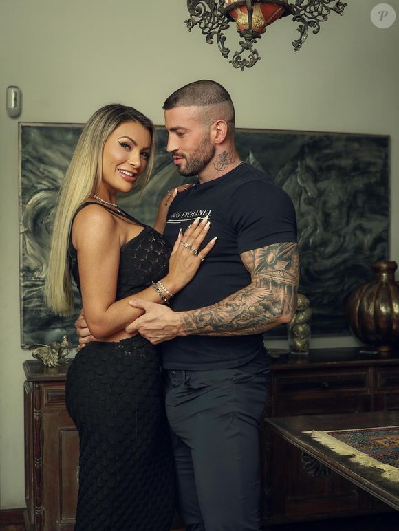 Ator envolvido em polêmica com Andressa Urach se casou nu em cerimônia naturista por Reprodução