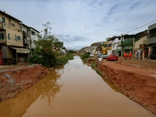 Imagem - Água invade casas em Itapuã, e moradores relatam prejuízo de mais de R$ 5 mil