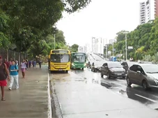 Imagem - Tiros, reféns e mortes: ônibus param de circular após noite de violência na Santa Cruz