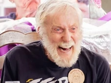 Imagem - Aos 100 anos, Dick Van Dyke surpreende e dá beijão na boca da esposa de 56 durante live: 'Ela é minha!'