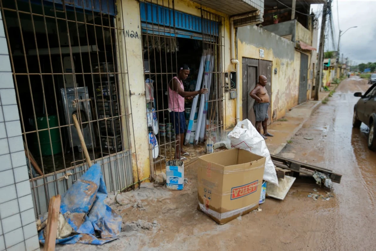 Água invade casas em Itapuã por Arisson Marinho/CORREIO