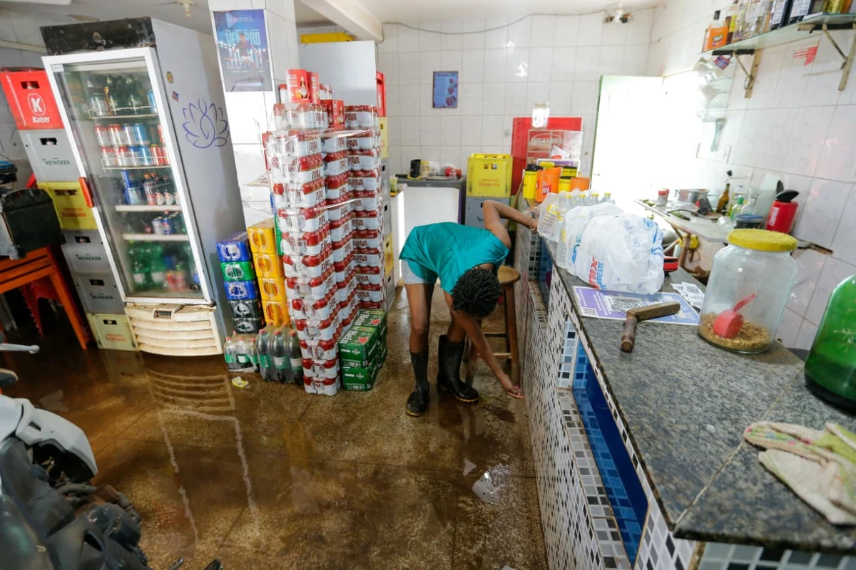 Água invade casas em Itapuã por Arisson Marinho/CORREIO