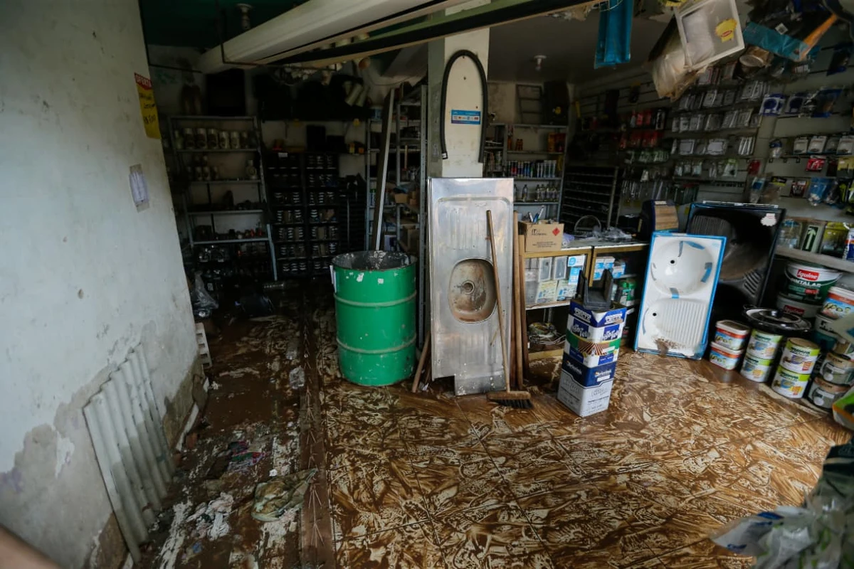 Água invade casas em Itapuã por Arisson Marinho/CORREIO