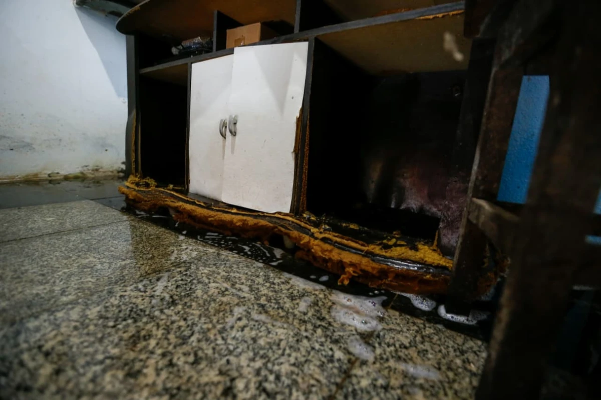 Água invade casas em Itapuã por Arisson Marinho/CORREIO