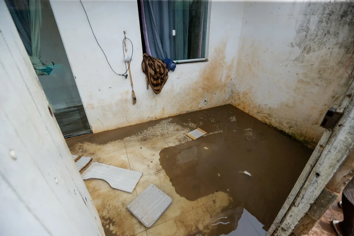 Água invade casas em Itapuã por Arisson Marinho/CORREIO