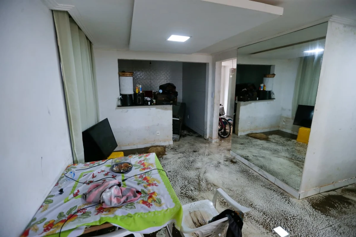 Água invade casas em Itapuã por Arisson Marinho/CORREIO