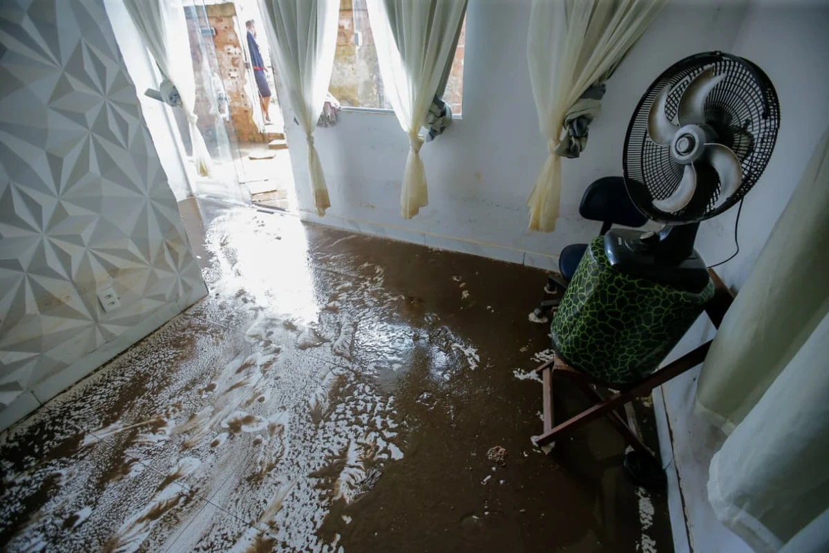 Água invade casas em Itapuã por Arisson Marinho/CORREIO