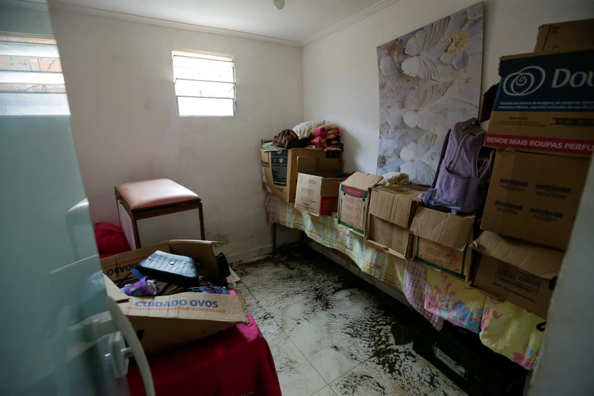 Água invade casas em Itapuã por Arisson Marinho/CORREIO