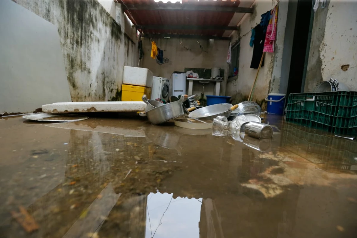 Água invade casas em Itapuã por Arisson Marinho/CORREIO