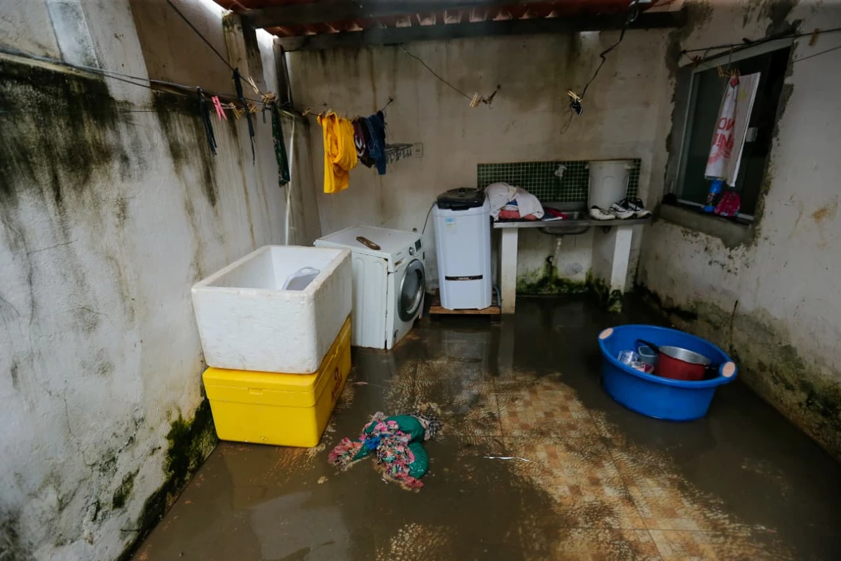 Água invade casas em Itapuã por Arisson Marinho/CORREIO