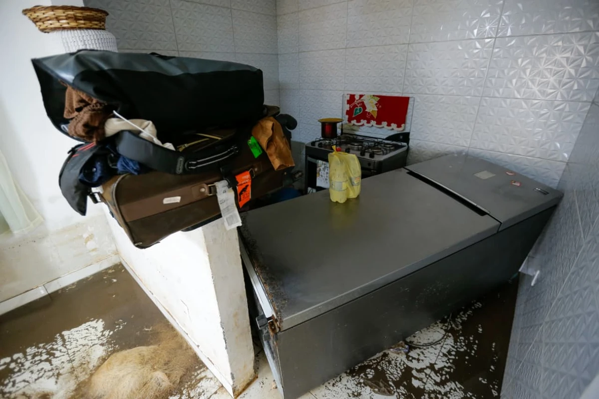 Água invade casas em Itapuã por Arisson Marinho/CORREIO