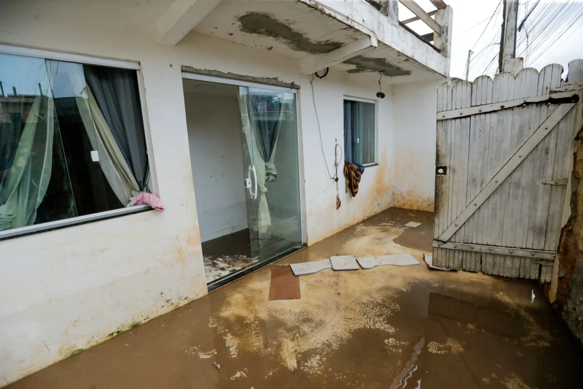 Água invade casas em Itapuã por Arisson Marinho/CORREIO