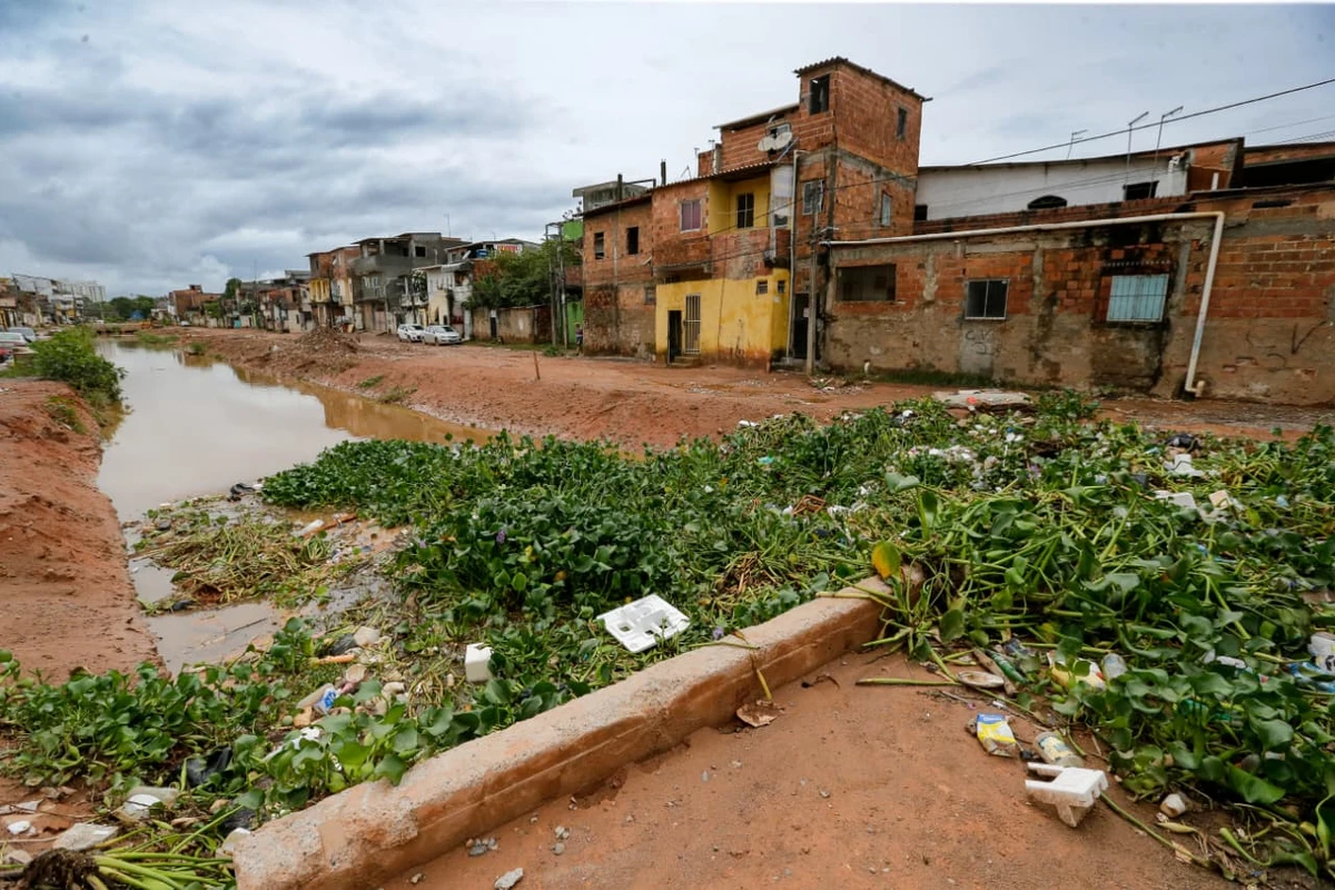 Água invade casas em Itapuã por Arisson Marinho/CORREIO
