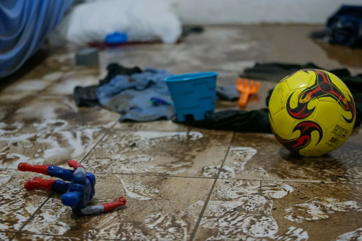 Água invade casas em Itapuã por Arisson Marinho/CORREIO