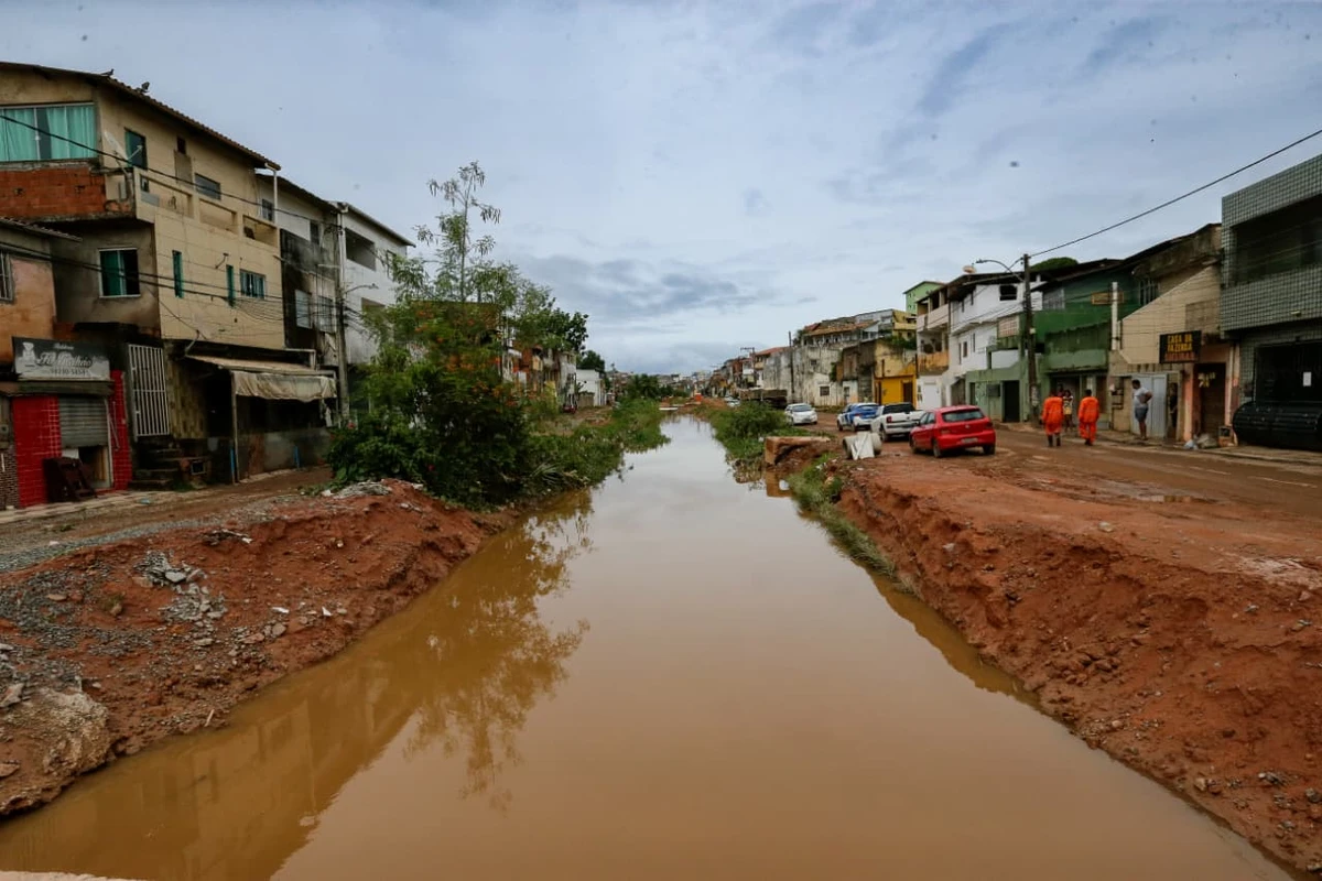 Água invade casas em Itapuã 